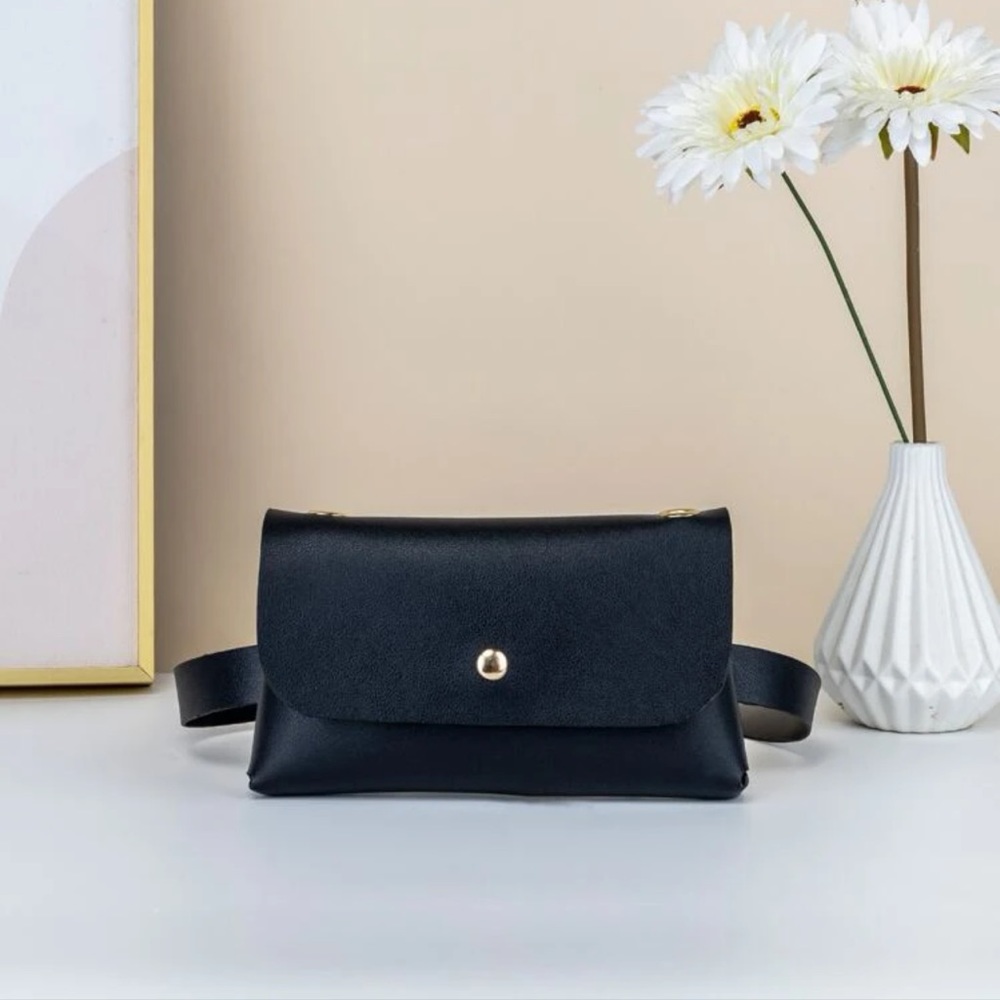 Cute black belt purse Fanny pack. Black with strap. Faux leather